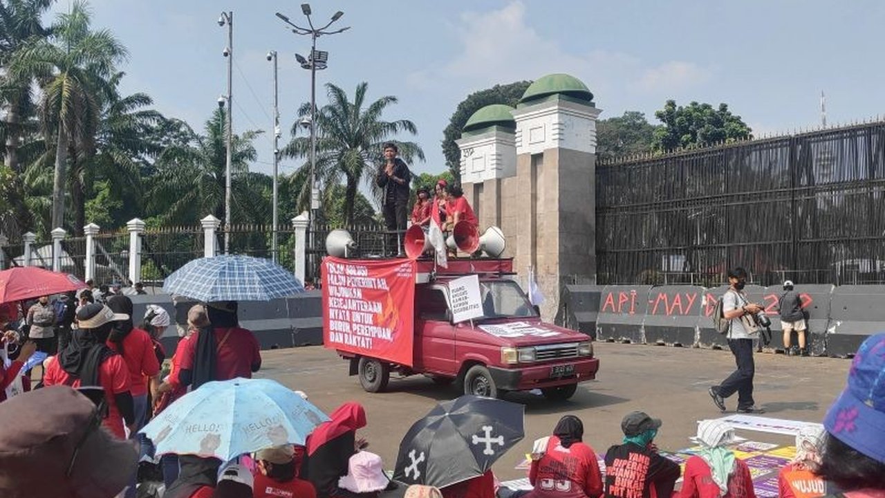 Ribuan buruh, didominasi perempuan, memadati Gedung DPR untuk aksi May Day 2025; aparat keamanan bersiaga mengamankan demonstrasi.