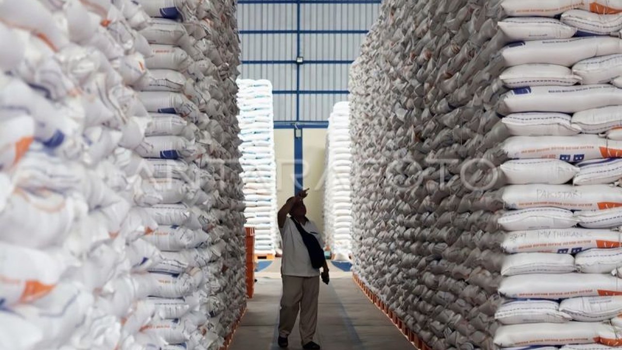 Perum Bulog Kotim memastikan stok beras aman hingga enam bulan ke depan, imbau masyarakat tidak panik dan membeli sesuai kebutuhan.