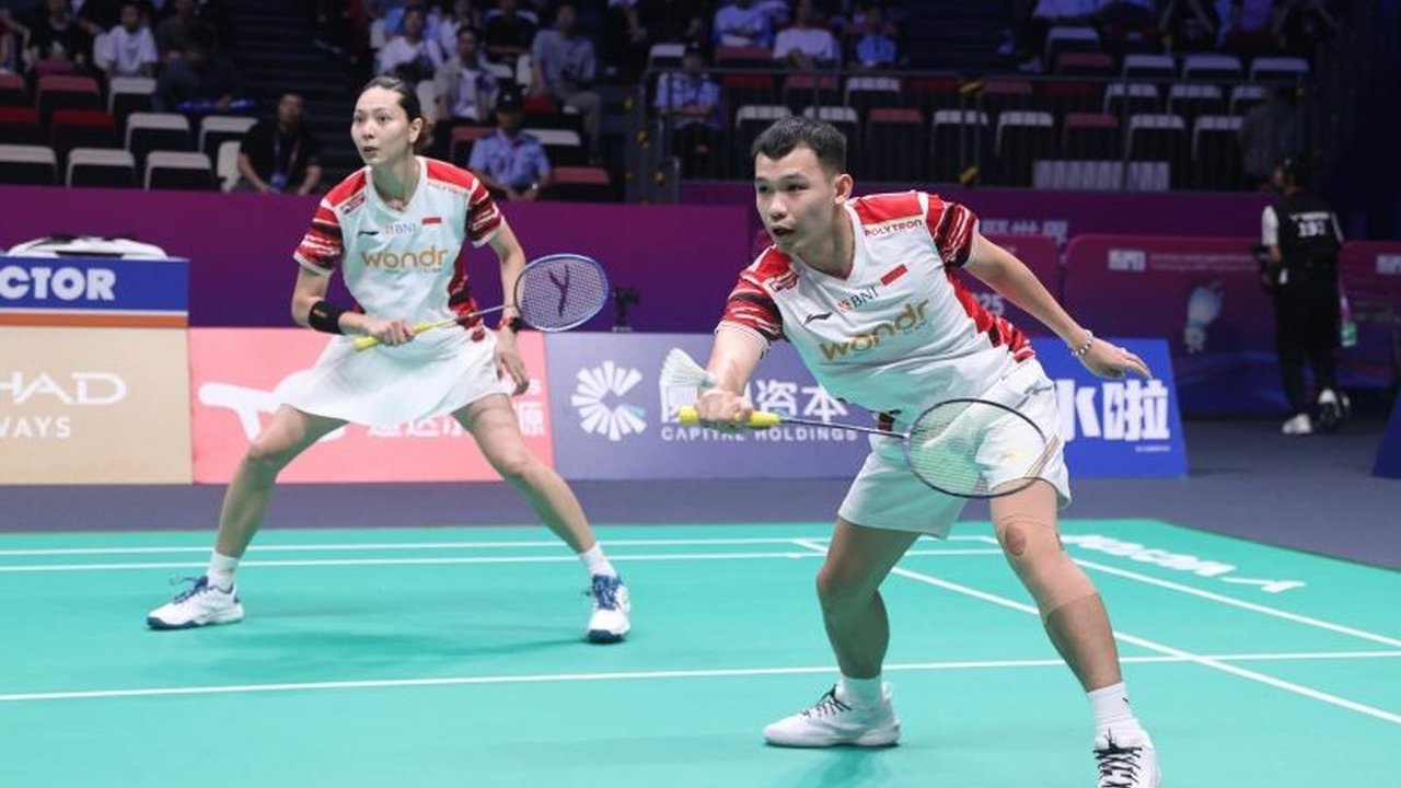 Kekalahan Rinov/Gloria atas pasangan Denmark di Piala Sudirman 2025 membuat Indonesia tertinggal 0-1, meskipun kontroversi keputusan wasit mewarnai pertandingan.