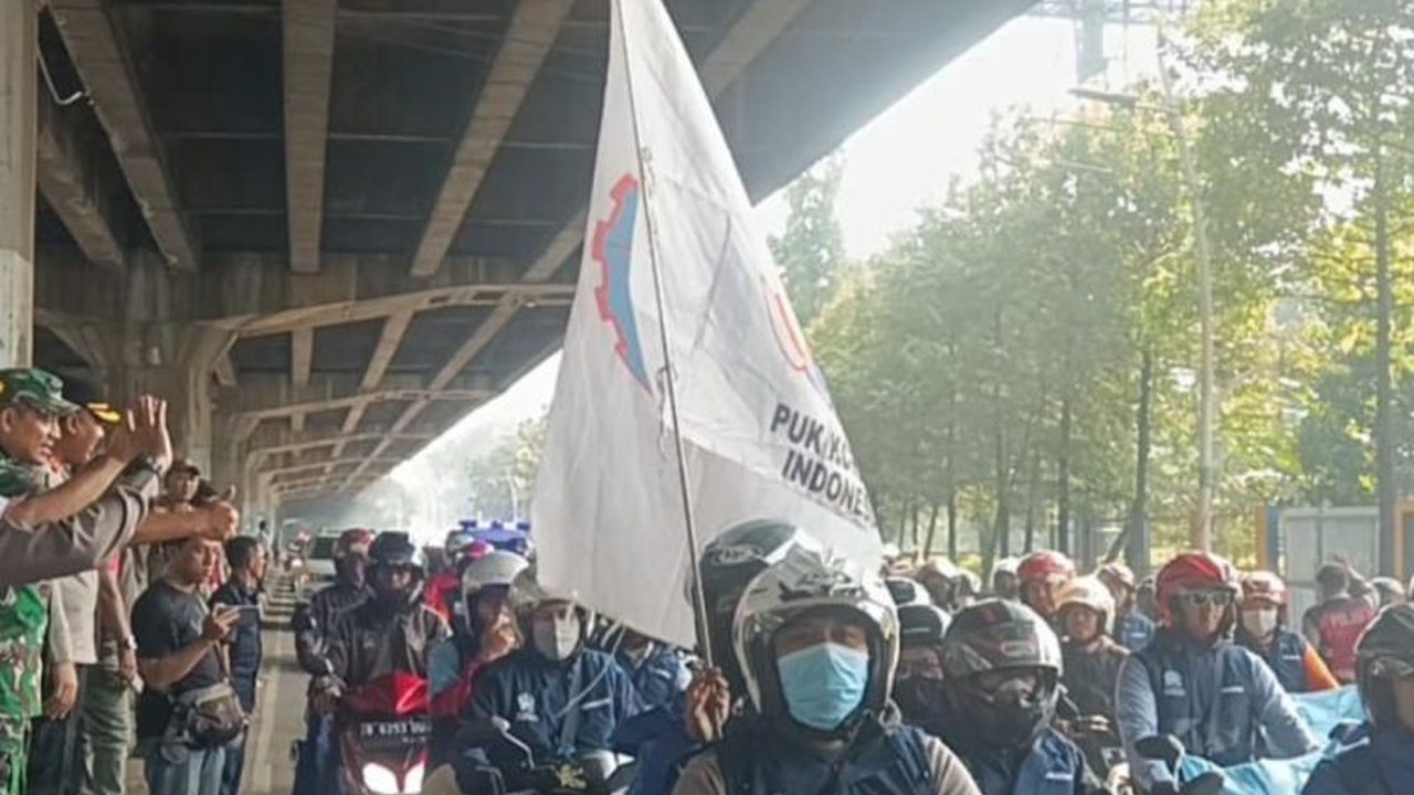 Ribuan buruh pelabuhan dari Tanjung Priok bergerak menuju Monas dan Gedung DPR untuk memperingati May Day 2025, dikawal ketat aparat keamanan.