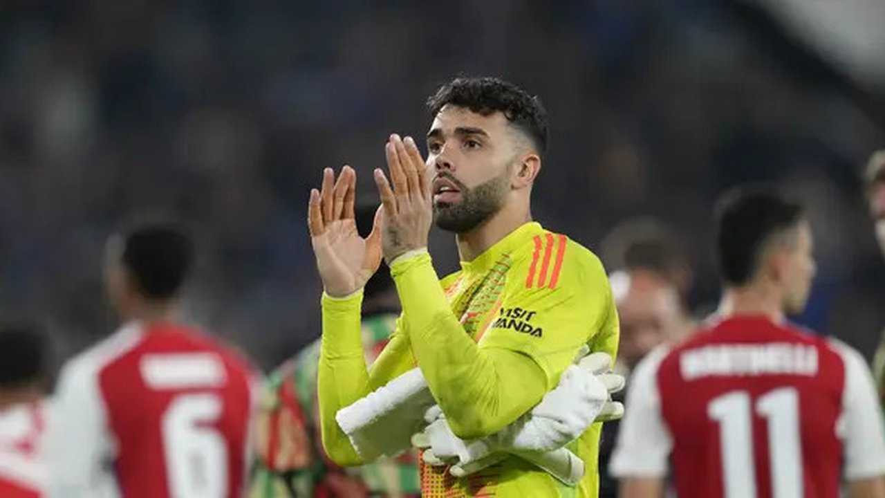 Kiper Arsenal, David Raya memberikan tepuk tangan setelah laga Liga Europa 2023/2024 melawan Atalanta di Atleti Azzurri d'Italia stadium, Bergamo, Italia, Jumat (20/09/2024) WIB. (AP Photo/An