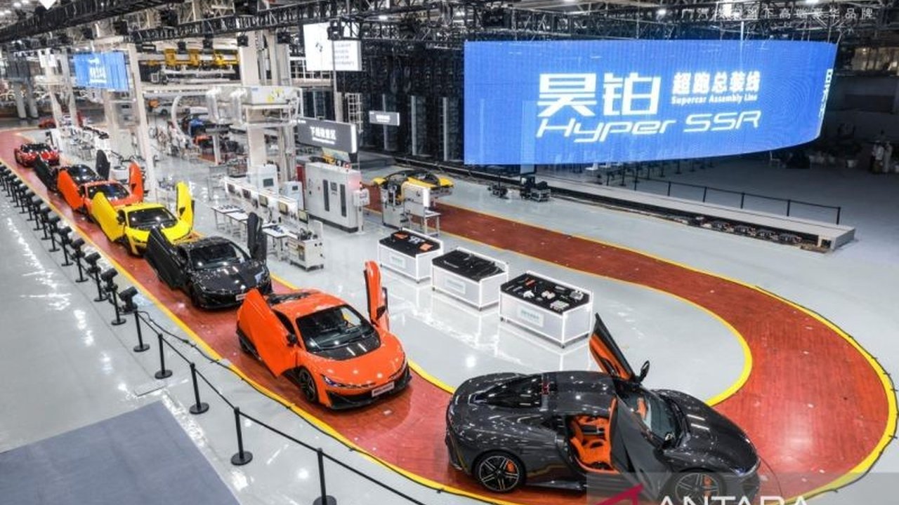 Penggunaan mode Eco, regenerative braking, dan meminimalkan penggunaan fitur elektronik di dalam kabin dapat menghemat konsumsi baterai mobil listrik Anda.