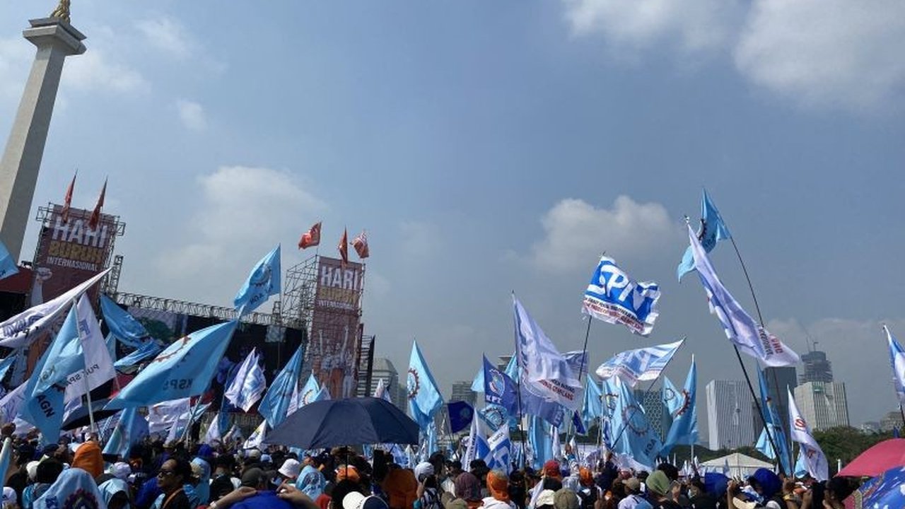 Presiden Prabowo Subianto hadir di peringatan May Day 2025, Sekretaris Jenderal Serikat Buruh Dunia sebut sebagai bukti komitmen pemerintah terhadap kesejahteraan buruh Indonesia dan janji pembentukan dewan kesejahteraan buruh nasional.