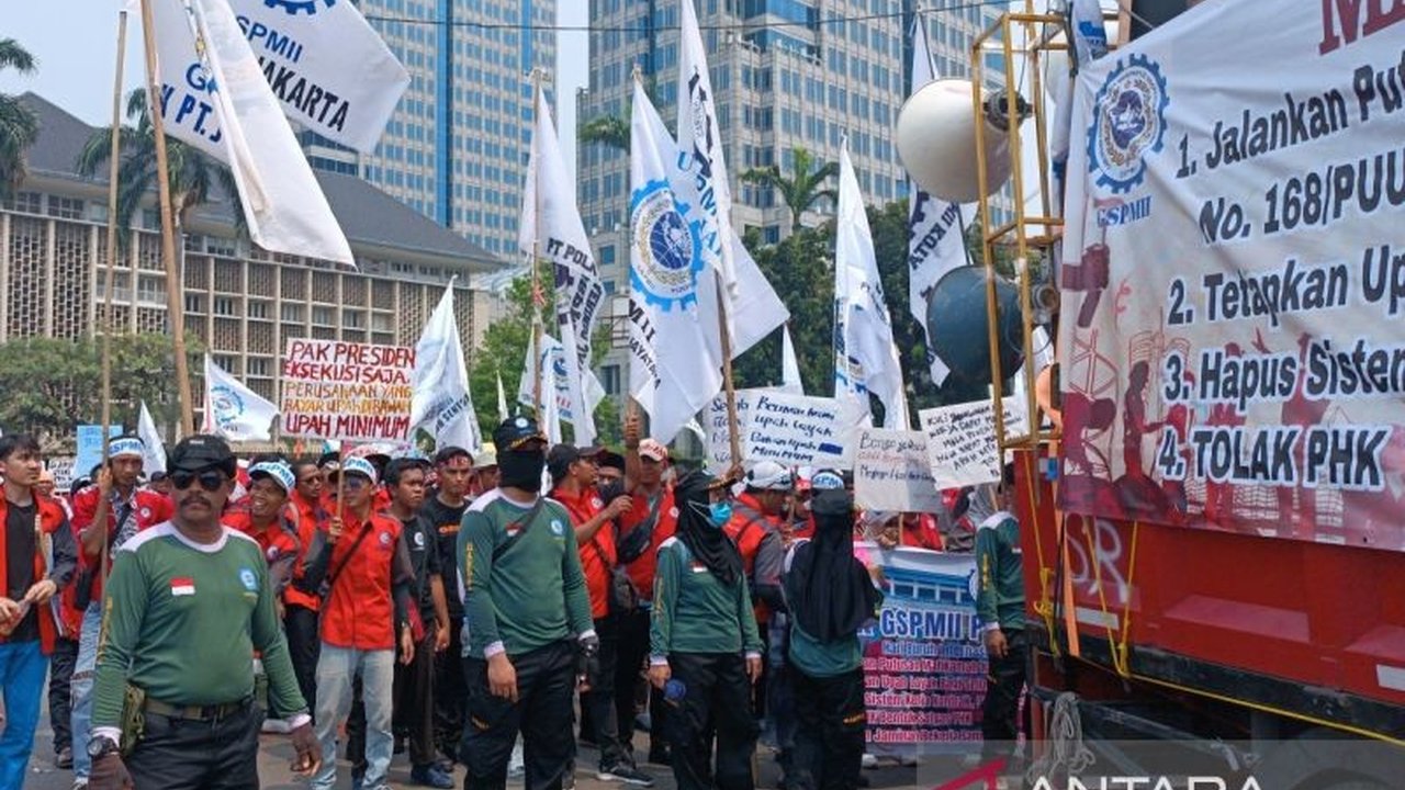 Ribuan buruh manufaktur menggelar aksi demonstrasi di Patung Kuda, Jakarta Pusat pada May Day 2025, menuntut pemerintah menjalankan putusan MK, menetapkan upah layak, menghapus sistem kerja kontrak, dan menolak PHK.