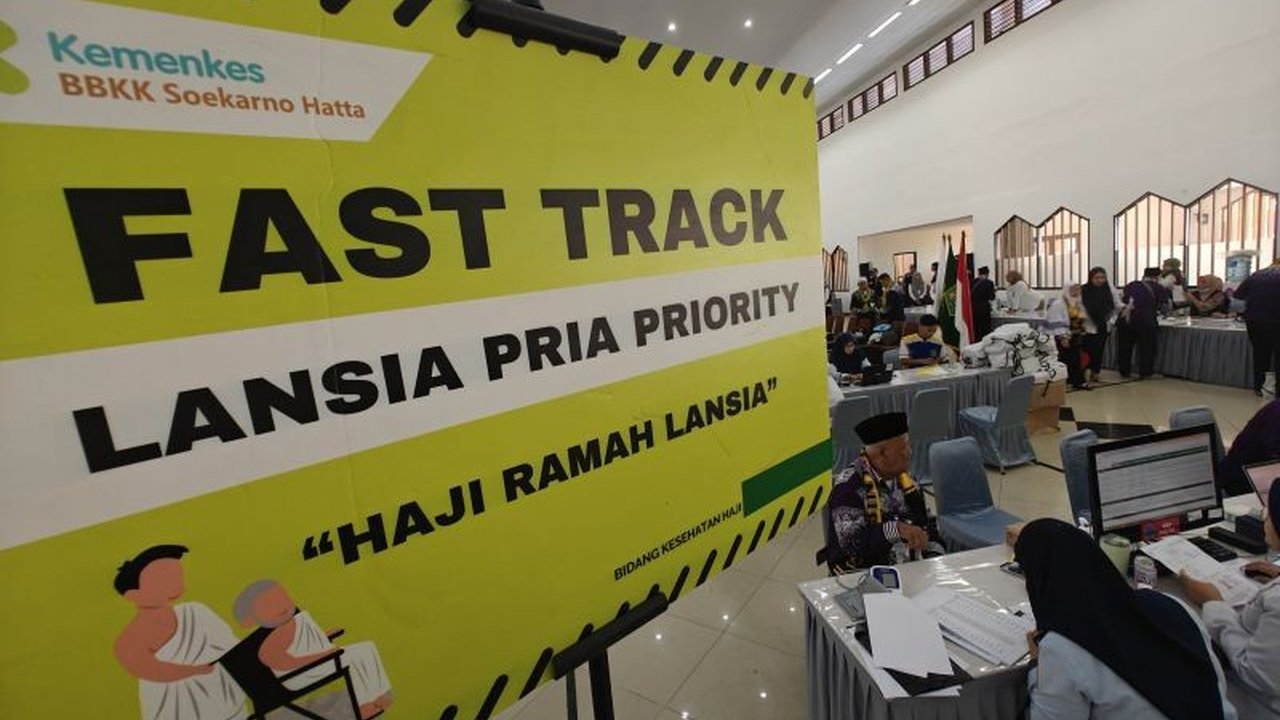 Sebanyak 393 jamaah calon haji kloter 1 Embarkasi Jakarta-Pondok Gede diberangkatkan ke Tanah Suci menggunakan sistem Makkah Route, untuk mempercepat proses imigrasi di Arab Saudi.
