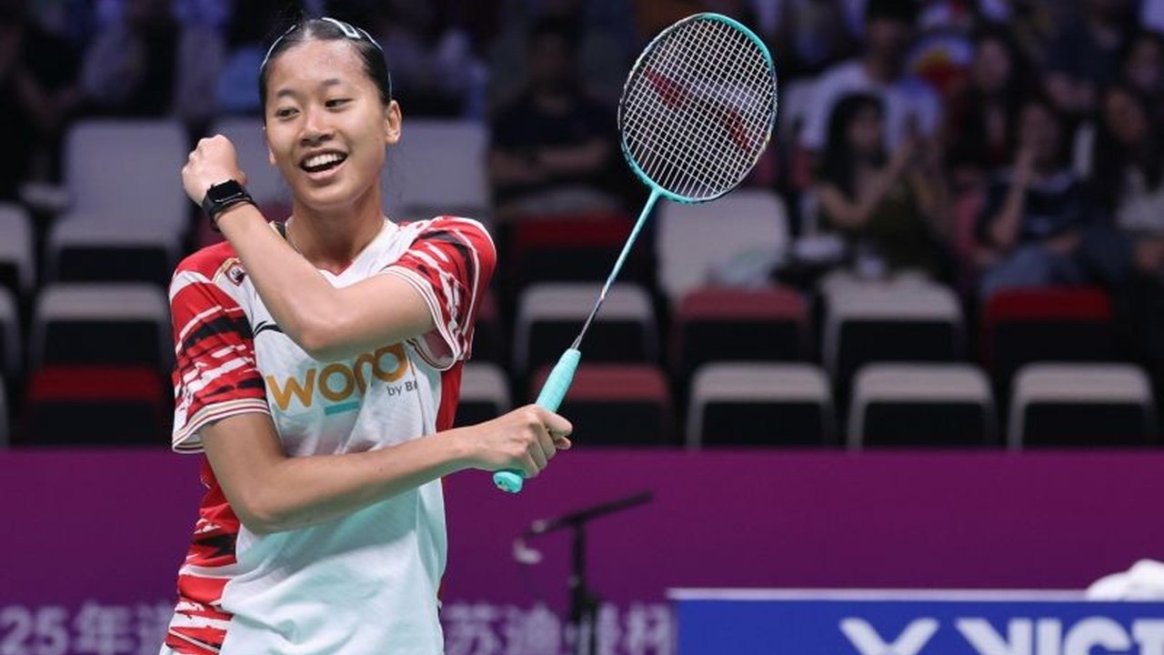 Putri Kusuma Wardani menjadi pahlawan Indonesia setelah kemenangannya atas Line Hojmark Kjaersfeldt memastikan keunggulan 2-1 atas Denmark di Piala Sudirman 2025.