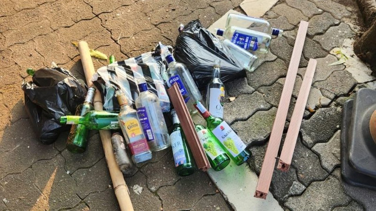 Puluhan botol kosong dan potongan kayu disita polisi di Semarang jelang aksi Hari Buruh 1 Mei 2025; polisi menduga barang bukti tersebut akan digunakan untuk memicu kerusuhan.