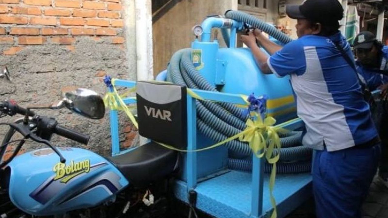 Pemkot Tangerang memberikan layanan sedot tinja gratis melalui program Bolang untuk menjangkau kawasan permukiman padat penduduk yang sulit diakses truk konvensional, memanfaatkan kendaraan roda tiga yang dimodifikasi.