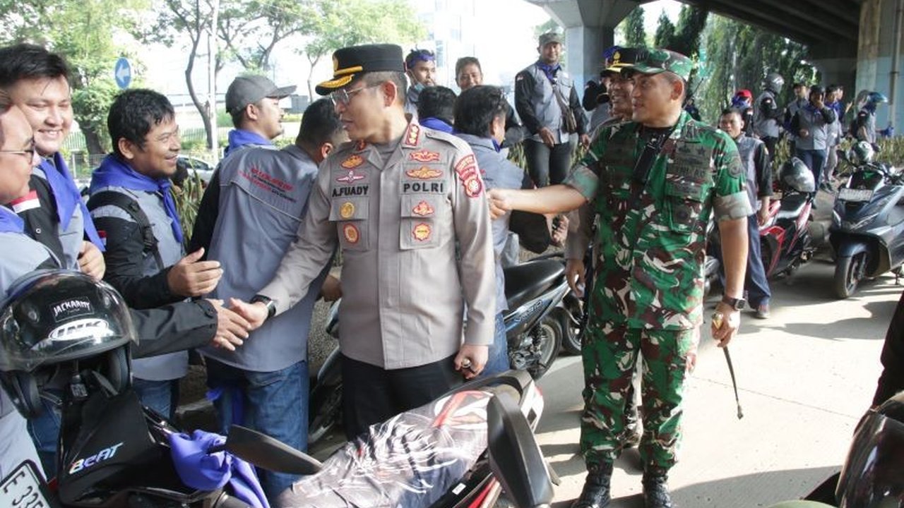 Ribuan personel gabungan mengawal ribuan buruh Jakarta Utara dalam aksi damai memperingati Hari Buruh Internasional di Monas, dengan fokus pada keamanan dan ketertiban.