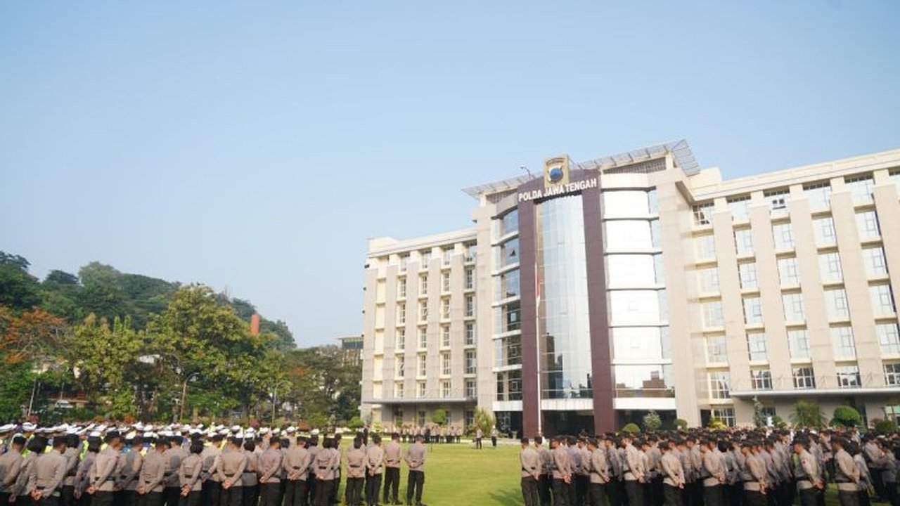 Wakapolda Jateng memastikan keamanan masyarakat selama peringatan Hari Buruh, aksi damai buruh di Semarang berjalan lancar dikawal ketat aparat.