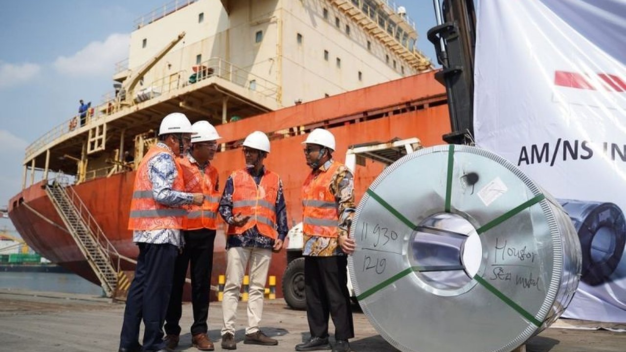 PT AM/NS Indonesia berhasil ekspor 10.000 ton baja lapis seng ke AS senilai Rp160 miliar,  bagian dari strategi perluasan pasar global di tengah tantangan impor baja non-standar.