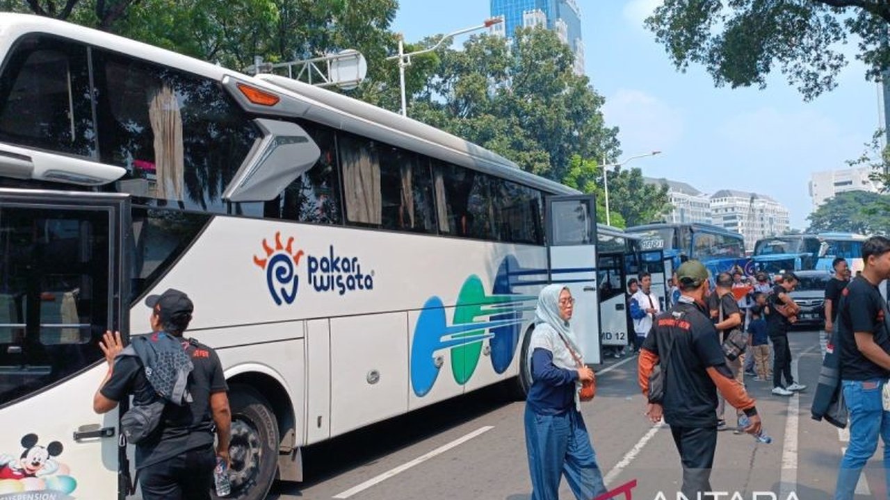 Ribuan buruh dari berbagai daerah memadati Monas dalam peringatan May Day 2025, menyuarakan enam aspirasi utama, termasuk RUU Pokok Ketenagakerjaan dan upah layak, di tengah pengamanan ketat dari 13.252 personel gabungan.