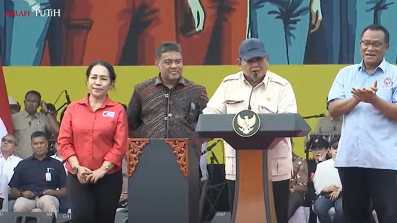Presiden Prabowo Subianto hadir langsung di peringatan May Day 2025 di Monas, Jakarta, bertemu ratusan ribu buruh dan mendengarkan enam tuntutan utama mereka.