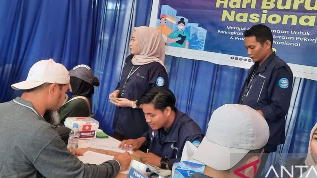 Dinas Tenaga Kerja dan Transmigrasi Sultra selenggarakan pemeriksaan kesehatan gratis dan donor darah dalam rangka peringatan Hari Buruh Nasional 2025 di Kendari, dimeriahkan jalan sehat dan berbagai hadiah menarik.