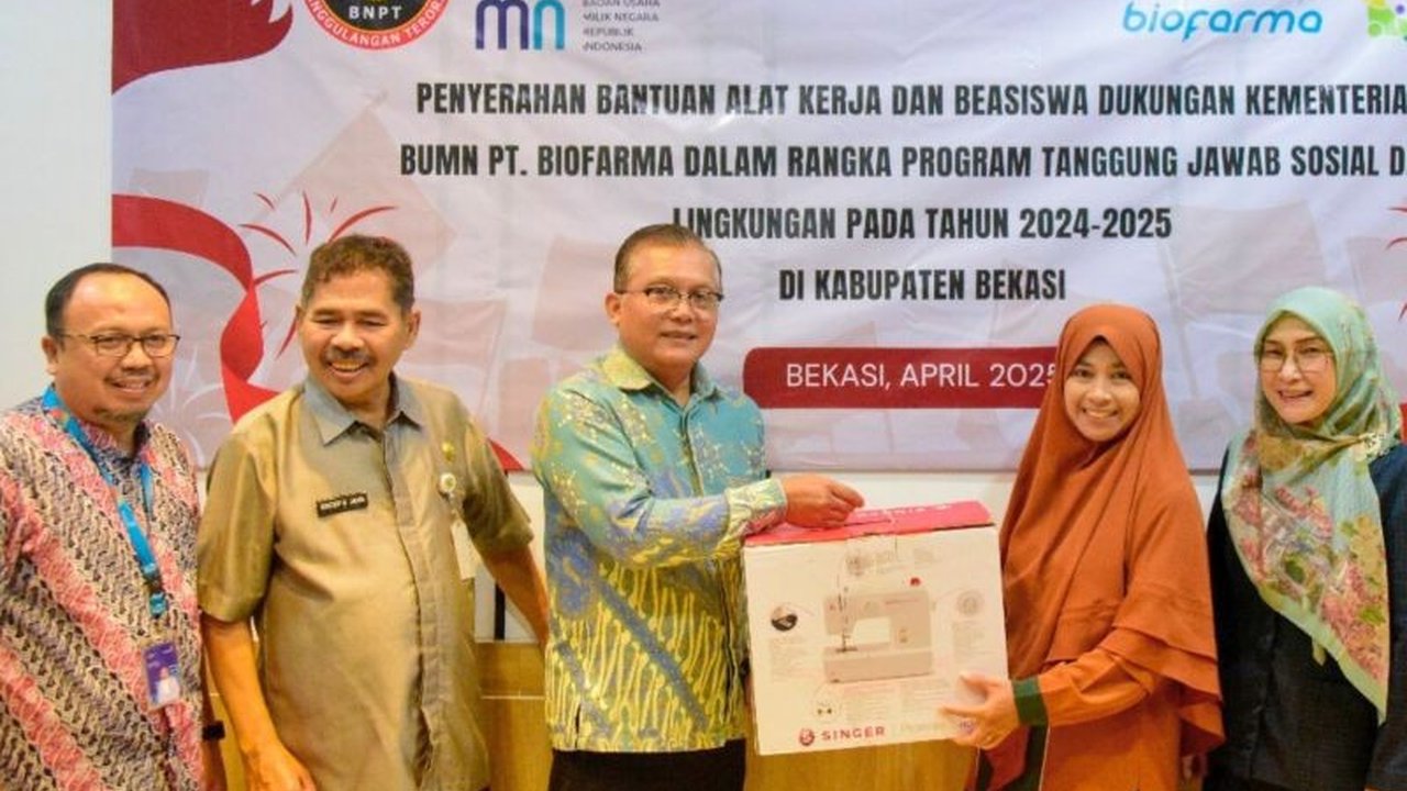 BNPT dan Kementerian BUMN melalui PT Bio Farma memberikan beasiswa dan bantuan alat kerja senilai Rp66,75 juta kepada 22 mitra deradikalisasi dan penyintas di Kabupaten Bekasi, Jawa Barat, sebagai bagian dari upaya deradikalisasi.