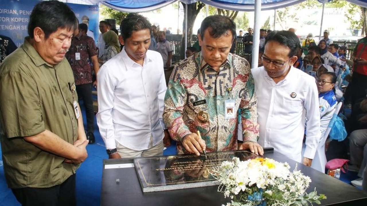 Gubernur Jawa Tengah, Ahmad Luthfi, memberikan hadiah berupa koperasi buruh kepada para pekerja di Hari Buruh, bertujuan meningkatkan kesejahteraan dan menekan pengeluaran mereka.