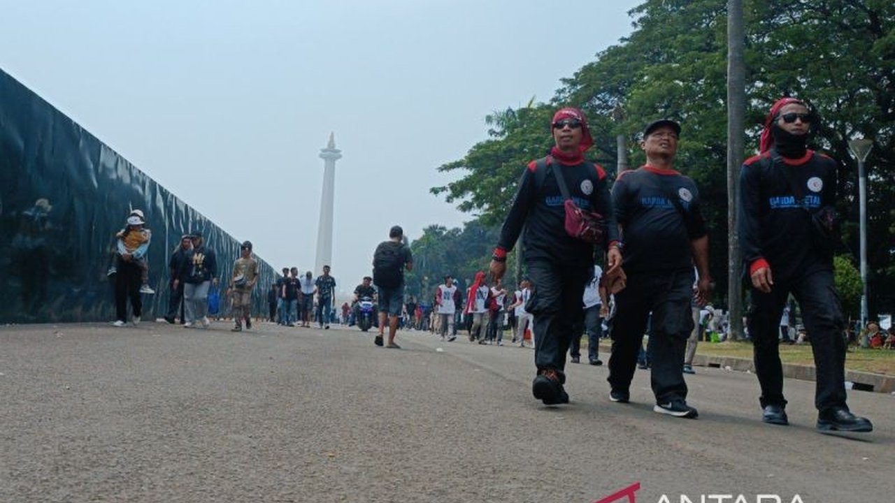 Ribuan buruh meninggalkan kawasan Monas dengan tertib setelah Presiden Prabowo Subianto berpidato dalam peringatan Hari Buruh Internasional 2025 yang kondusif.