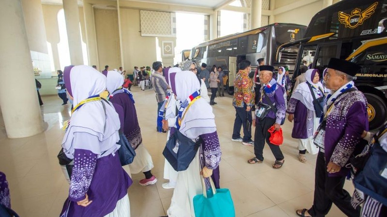 Sebanyak 437 calon haji Kabupaten Bandung telah tiba di Embarkasi Haji Indramayu, Jawa Barat, dan bersiap untuk terbang ke Tanah Suci melalui Bandara Kertajati.