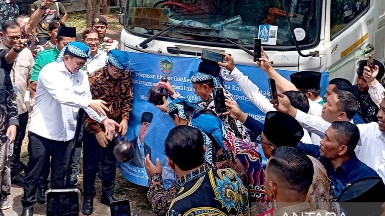 Mendes dan Mendag lepas ekspor 18,5 ton gula semut dari Desa Langgongsari, Banyumas ke Hungaria, menandai kesuksesan program Desa Ekspor dan kontribusi desa terhadap perekonomian nasional.
