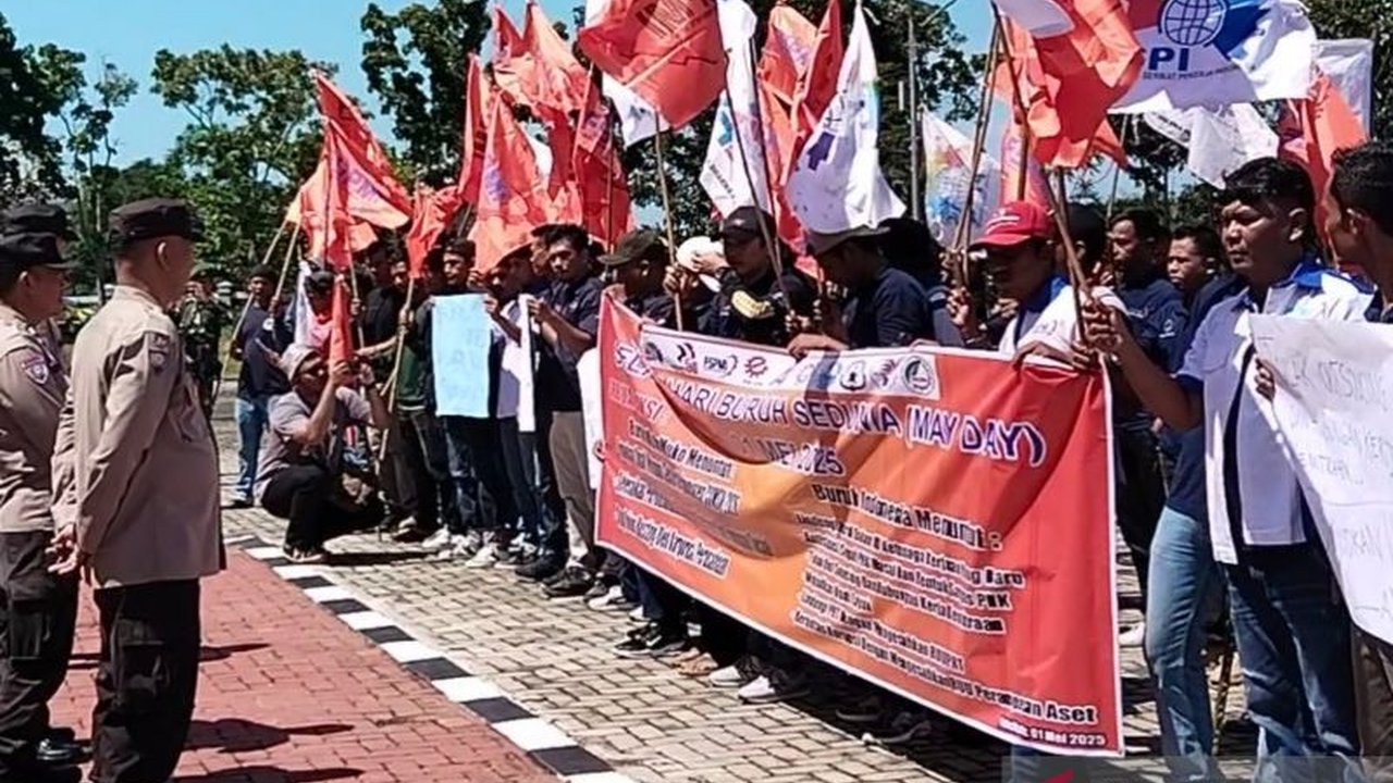 Ratusan buruh di Mukomuko, Bengkulu, menggelar aksi damai pada Hari Buruh Sedunia dengan sembilan tuntutan kepada Bupati, mencakup isu nasional dan permasalahan daerah.