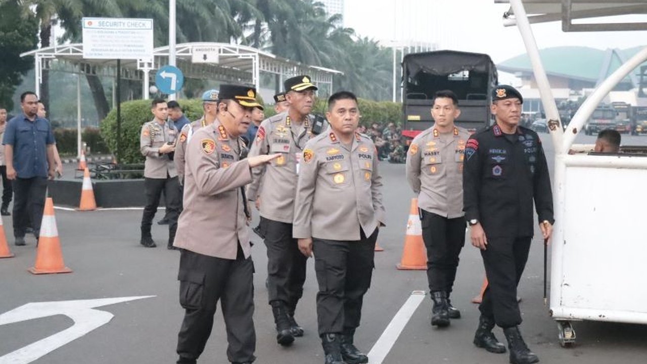 Kapolda Metro Jaya Irjen Pol. Karyoto meninjau langsung pengamanan May Day 2025 di Gedung DPR/MPR RI dan sekitarnya, memastikan demonstrasi berjalan aman dan kondusif.
