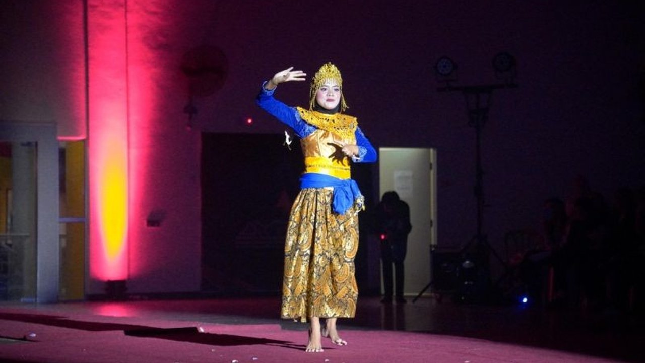 Dewi Lely Ambarwati, mahasiswi UMBY, berhasil mempresentasikan budaya Indonesia dan meraih penghargaan Best Presenter dalam program Dwisutra di Malaysia.