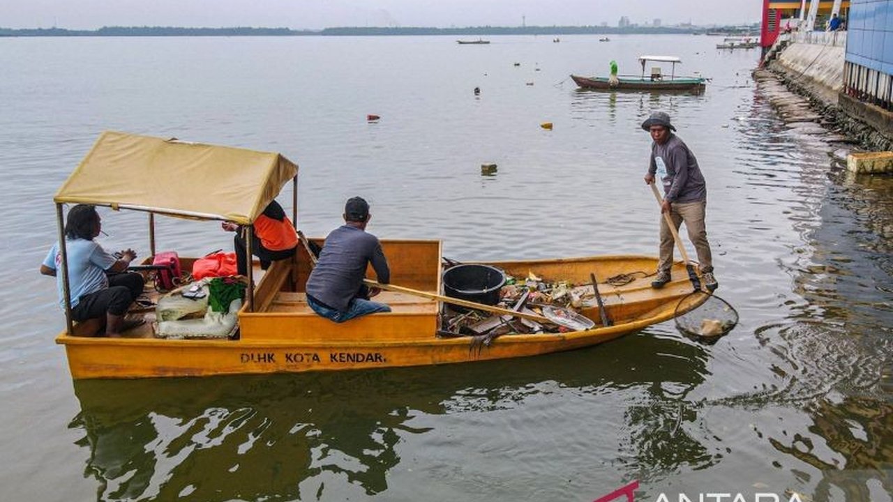 Pemerintah Kota Kendari bersama ratusan pelajar dan Forkopimda membersihkan sampah plastik di Teluk Kendari dalam rangka menyambut HUT ke-194 Kota Kendari, sekaligus mengedukasi masyarakat tentang pentingnya menjaga lingkungan.