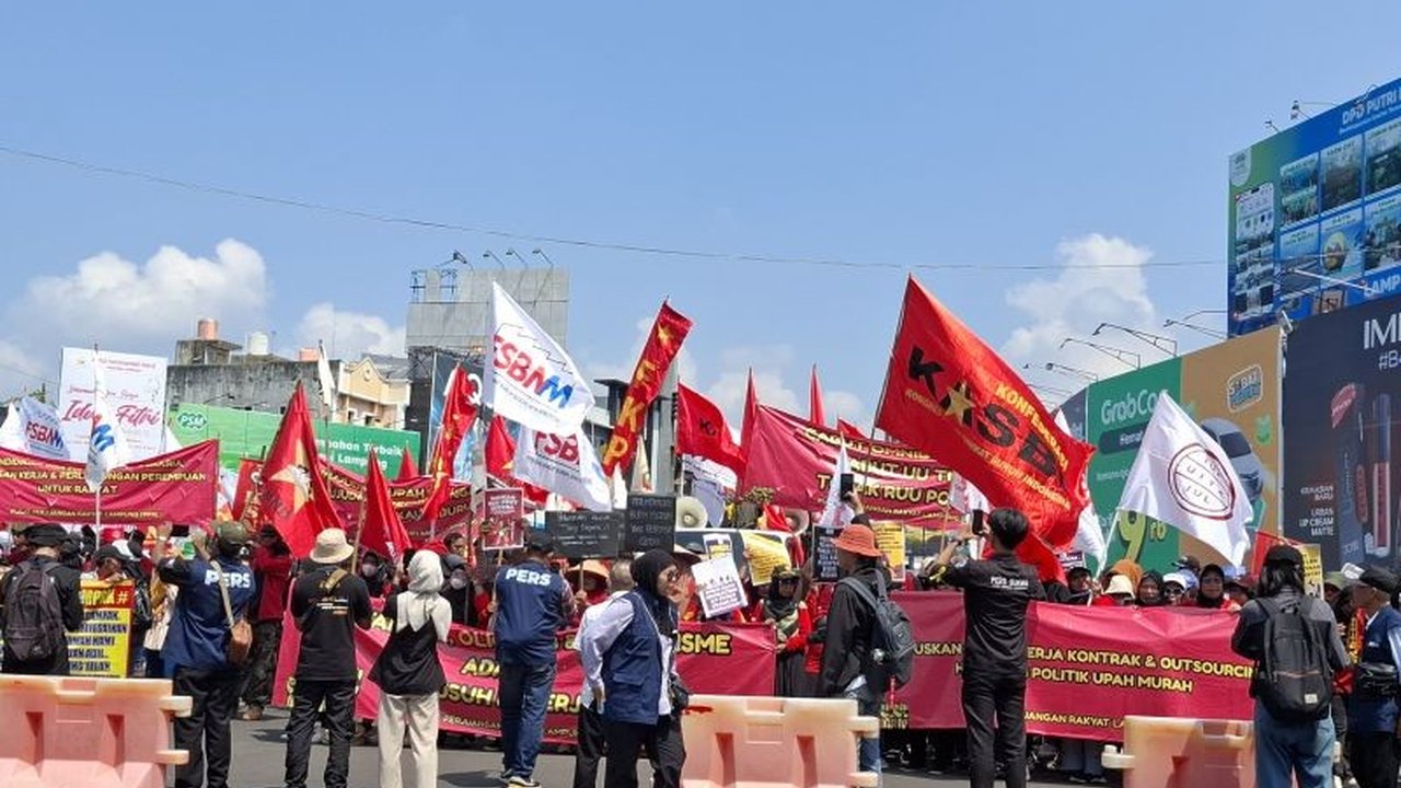 Gubernur Lampung, Rahmat Mirzani Djausal, menyatakan peringatan Hari Buruh di Provinsi Lampung berjalan aman dan kondusif, dengan apresiasi tinggi terhadap serikat buruh yang tertib dan lancar dalam menyampaikan aspirasinya.