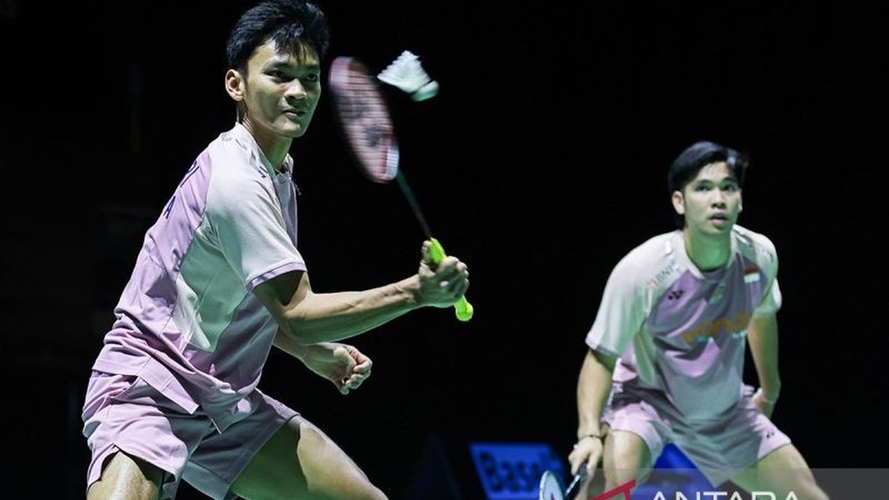 Pasangan ganda putra Indonesia, Fikri/Daniel, memastikan Indonesia juara Grup D Piala Sudirman 2025 usai mengalahkan Denmark dengan skor 21-16, 21-18.