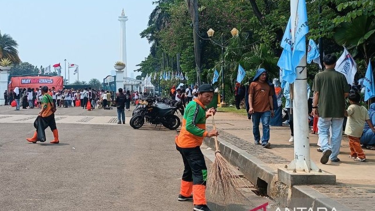 Dinas Lingkungan Hidup DKI Jakarta kerahkan 1.050 petugas kebersihan beserta berbagai armada untuk menjaga kebersihan Monas dan sekitarnya selama perayaan May Day 2025.
