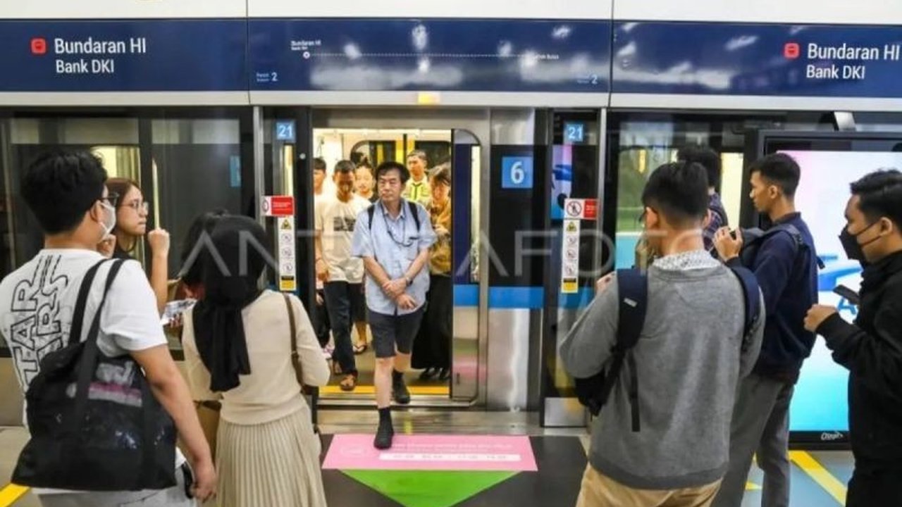 Proyek pembangunan stasiun MRT Jakarta fase 2A, khususnya Stasiun Monas dan Thamrin, telah mencapai kemajuan signifikan hingga 87,38 persen, dengan berbagai pekerjaan konstruksi sedang berlangsung.