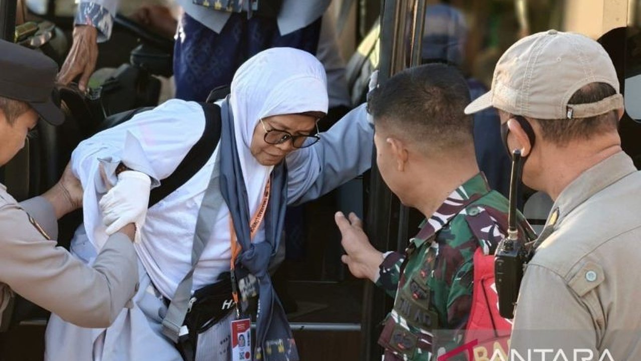 Sebanyak 384 jamaah calon haji (JCH) Embarkasi Lombok, NTB, telah tiba di Asrama Haji dan siap diberangkatkan ke Tanah Suci pada 2 Mei 2025.