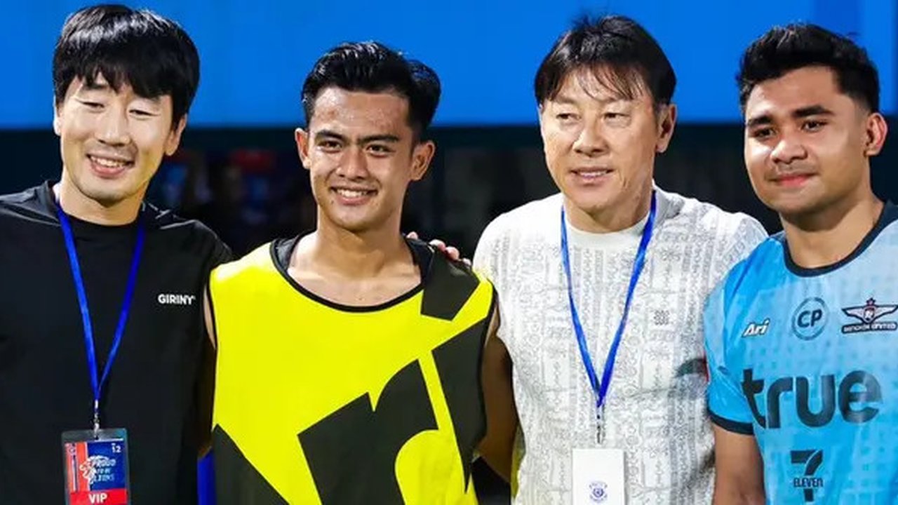 Mantan pelatih Timnas Indonesia, Shin Tae-yong, menyaksikan langsung pertandingan Asnawi vs Arhan di Liga Thailand. Pertandingan yang berakhir imbang 0-0 itu menyajikan duel menarik antara ke