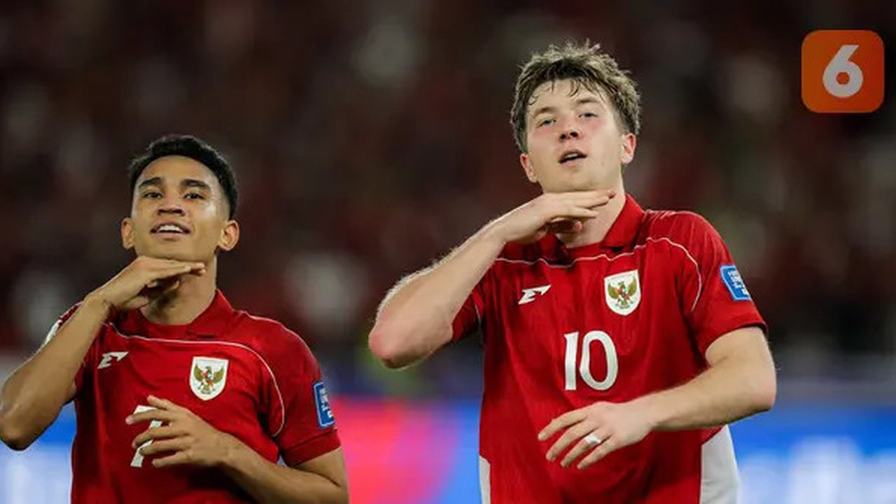 Dua pemain Oxford United andalan Timnas Indonesia, Marselino Ferdinan dan Ole Romeny, merayakan gol yang dicetak ke gawang Bahrain dalam laga Kualifikasi Piala Dunia 2026 zona Asia di Stad
