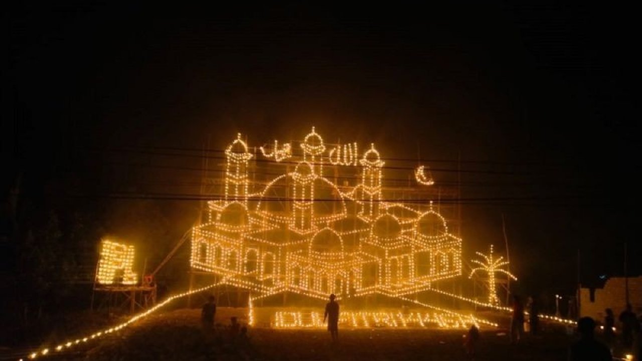 PT Timah Tbk jalin kolaborasi dengan warga Karimun dalam tradisi lampu colok, wujud nyata dukungan terhadap pelestarian budaya Melayu dan semangat gotong royong.