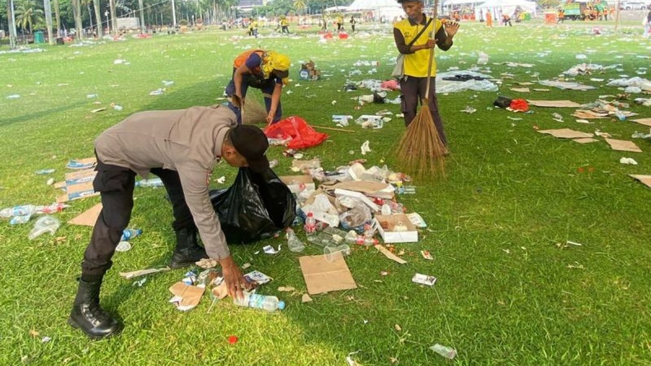 Kepolisian Jakarta Pusat membantu membersihkan sampah pasca-peringatan Hari Buruh di Monas, sebagai wujud kepedulian dan pendekatan humanis kepada masyarakat.