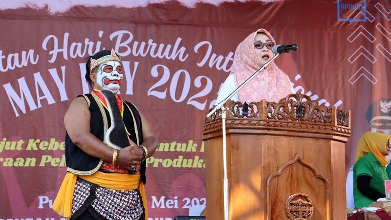 Wakil Bupati Banyumas mengajak seluruh buruh untuk bersama-sama membangun daerah dengan menciptakan hubungan industrial yang baik, ditandai dengan peringatan Hari Buruh Internasional yang meriah.