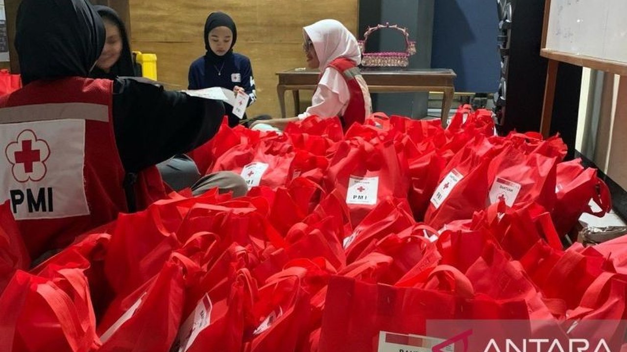 PMI Cianjur mendistribusikan logistik dan air bersih bagi korban banjir di Kecamatan Sukaluyu dan Karangtengah, serta melakukan berbagai upaya pemulihan pascabanjir.