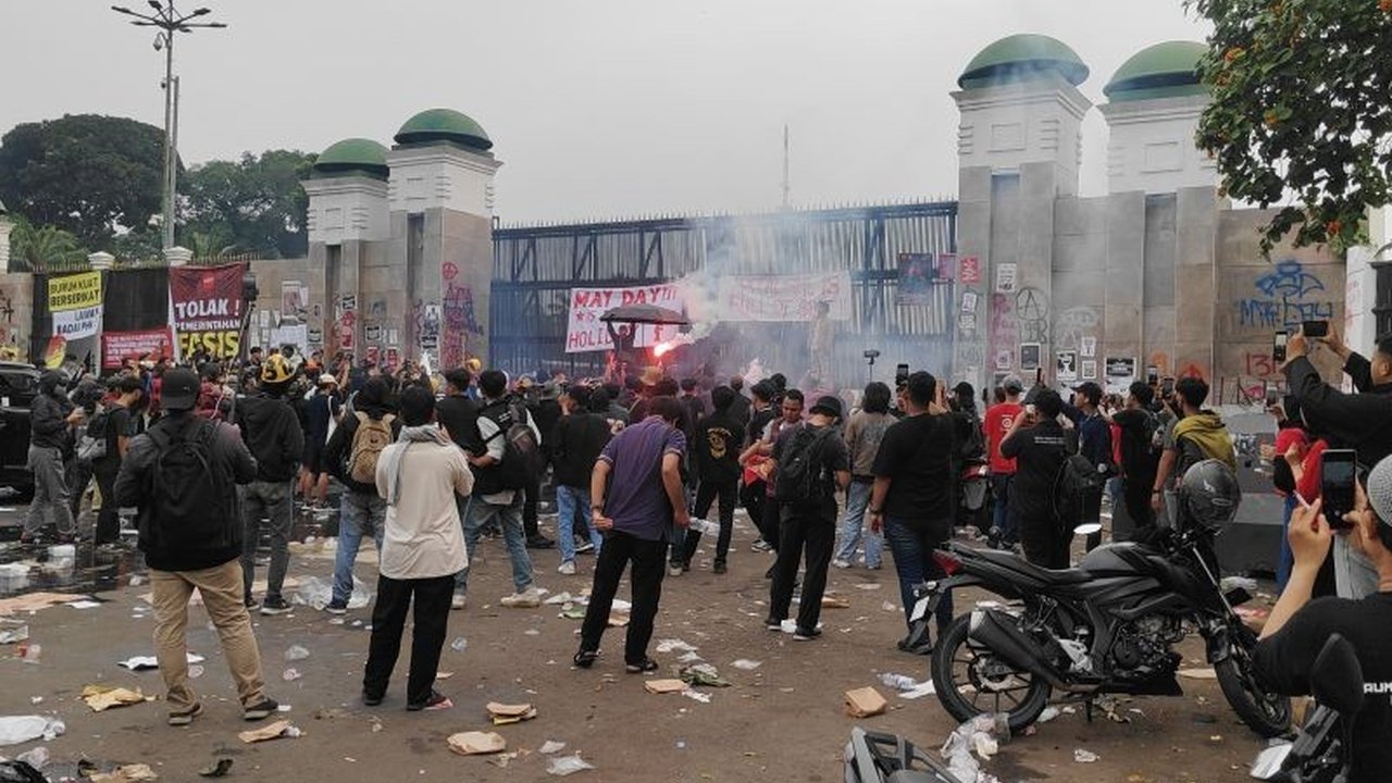 Massa buruh yang berunjuk rasa di depan Gedung DPR pada May Day 2025 dibubarkan polisi karena menyalakan api dan petasan; ribuan personel gabungan dikerahkan untuk mengamankan situasi.