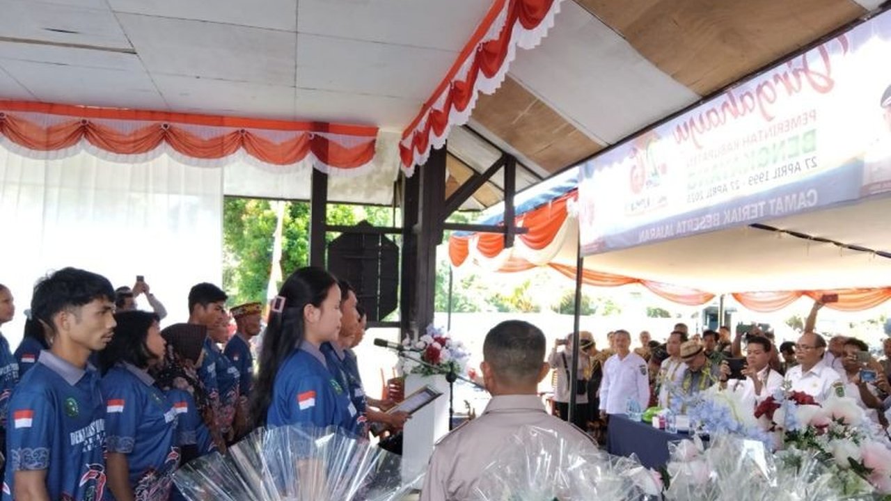 Kabupaten Bengkayang, Kalimantan Barat, berupaya meningkatkan kualitas hidup masyarakat melalui program Sanitasi Total Berbasis Masyarakat (STBM), dengan fokus utama pada penghapusan kebiasaan buang air besar sembarangan.