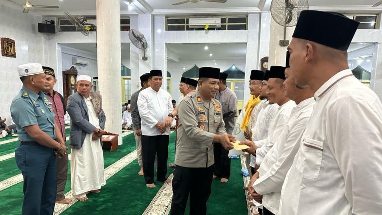 Kepolisian Resor Lingga menerjunkan 28 personel untuk mengamankan keberangkatan 60 calon haji dari Lingga menuju Embarkasi Batam, memberikan pelayanan prima dan memastikan perjalanan yang aman dan nyaman.