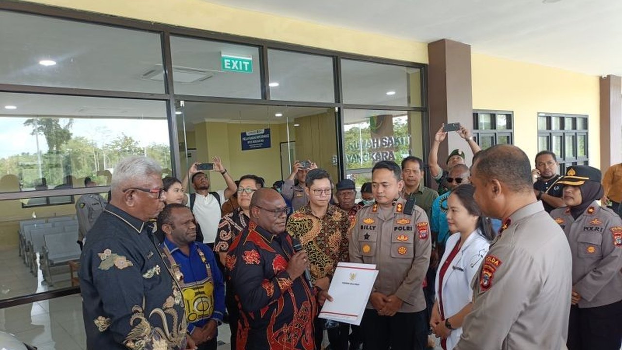 Pemerintah Provinsi Papua Tengah menyerahkan dua ambulans kepada Rumah Sakit Bhayangkara dan Rumah Sakit Tk IV Timika untuk meningkatkan pelayanan kesehatan bagi TNI-Polri dan masyarakat Mimika.
