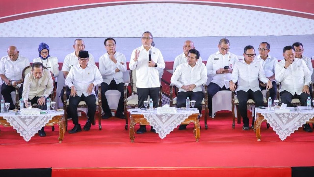 Menko Pangan Zulkifli Hasan mengungkapkan Koperasi Desa Merah Putih akan menjadi kunci ketahanan pangan dan kemandirian desa di Indonesia, ditargetkan terbentuk 80.000 koperasi.