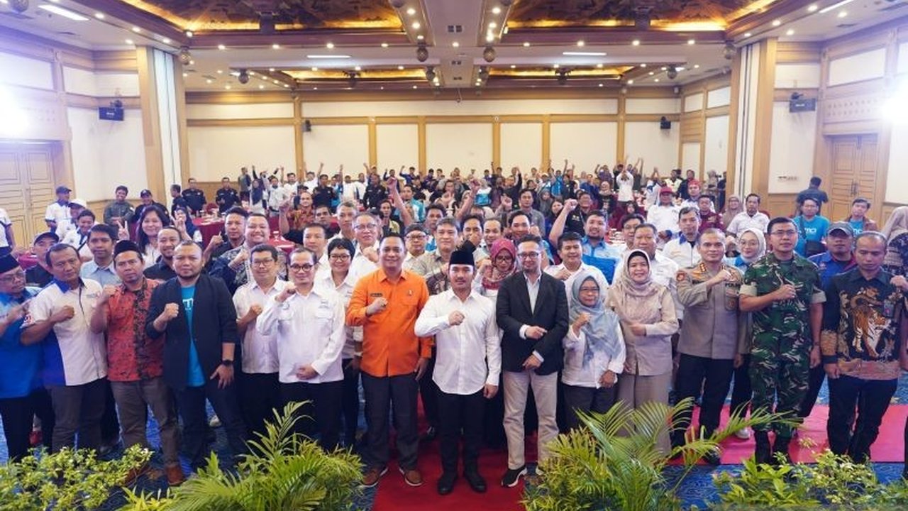 Pemerintah Kabupaten Bekasi merayakan May Day 2025 bersama ratusan pekerja, berkomitmen menjadikan buruh sebagai mitra strategis dan memprioritaskan penyerapan tenaga kerja lokal.