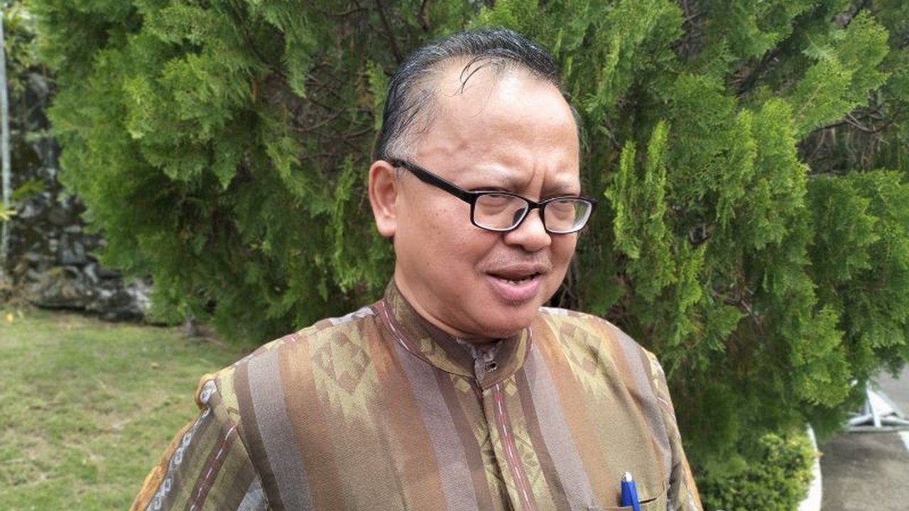 Pemerintah Provinsi Sumatera Barat mengajak buruh dan perusahaan menjadikan May Day sebagai momentum memperkuat hubungan industrial yang harmonis, dinamis, berkeadilan, dan bermartabat, ditandai dengan dialog dan diskusi antara buruh dan Apindo.