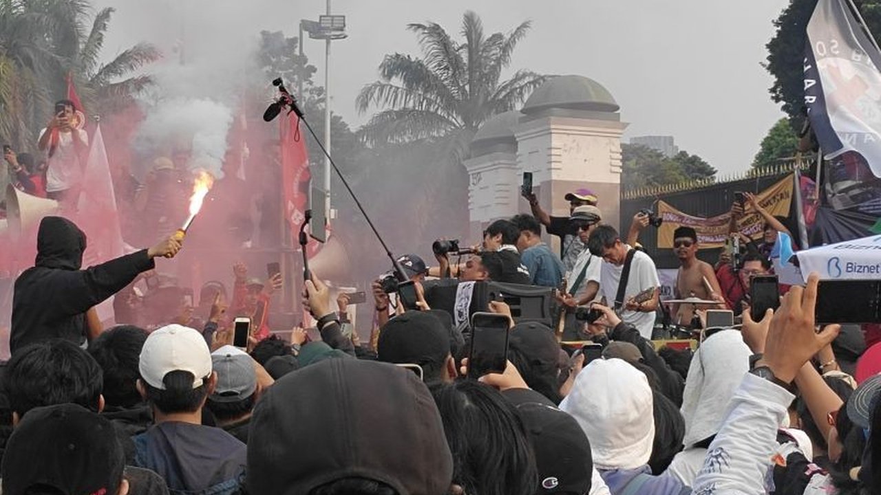 Band The Brandals sukses memeriahkan aksi May Day di depan gedung DPR/MPR, menghibur ribuan buruh dengan lagu-lagu andalan mereka di tengah penyampaian aspirasi.