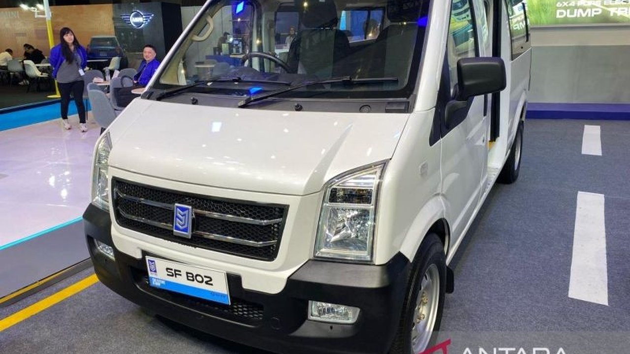 PT Mobil Anak Bangsa (MAB) luncurkan mini van listrik MAB SF B02 di PEVS 2025, kendaraan mirip DFSK Gelora E dengan harga Rp300 juta dan jangkauan 250 km.
