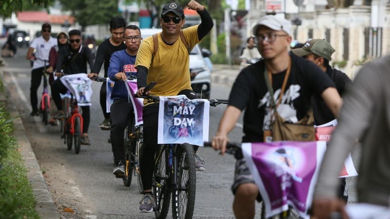 Aliansi Jurnalis Independen (AJI) Banda Aceh bersama organisasi masyarakat sipil menggelar gowes memperingati May Day 2025, menyuarakan pesan stop kekerasan dan upah layak bagi jurnalis.