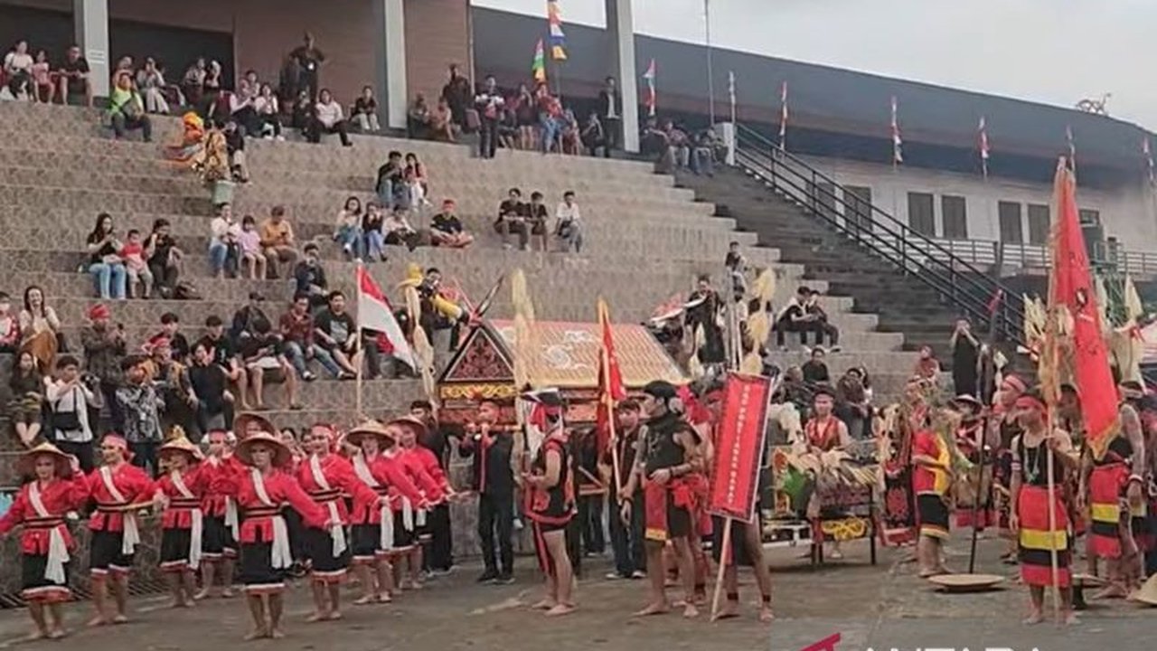 Pemerintah Kota Pontianak menetapkan Naik Dango, perhelatan adat Dayak, sebagai bagian dari kalender wisata tahunan untuk melestarikan budaya dan meningkatkan sektor pariwisata lokal.