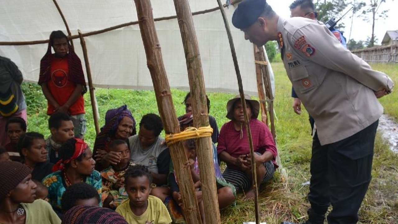 Polda Papua mengecek posko tanggap darurat bencana alam di Wamena, Jayawijaya, akibat curah hujan tinggi yang mengakibatkan banjir dan longsor di 22 distrik.